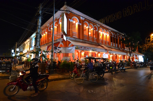Ulica Street Pub w Siem Reap nocą pierwszego dnia zwiedzania Kambodży